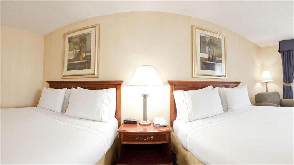Express & Buffalo Airport By Ihg 2*