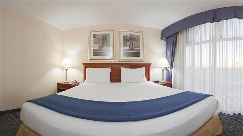 Express & Buffalo Airport By Ihg Hotel 2*