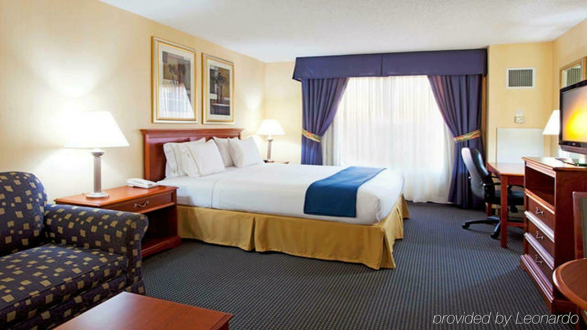 Express & Buffalo Airport By Ihg Hotel 2*