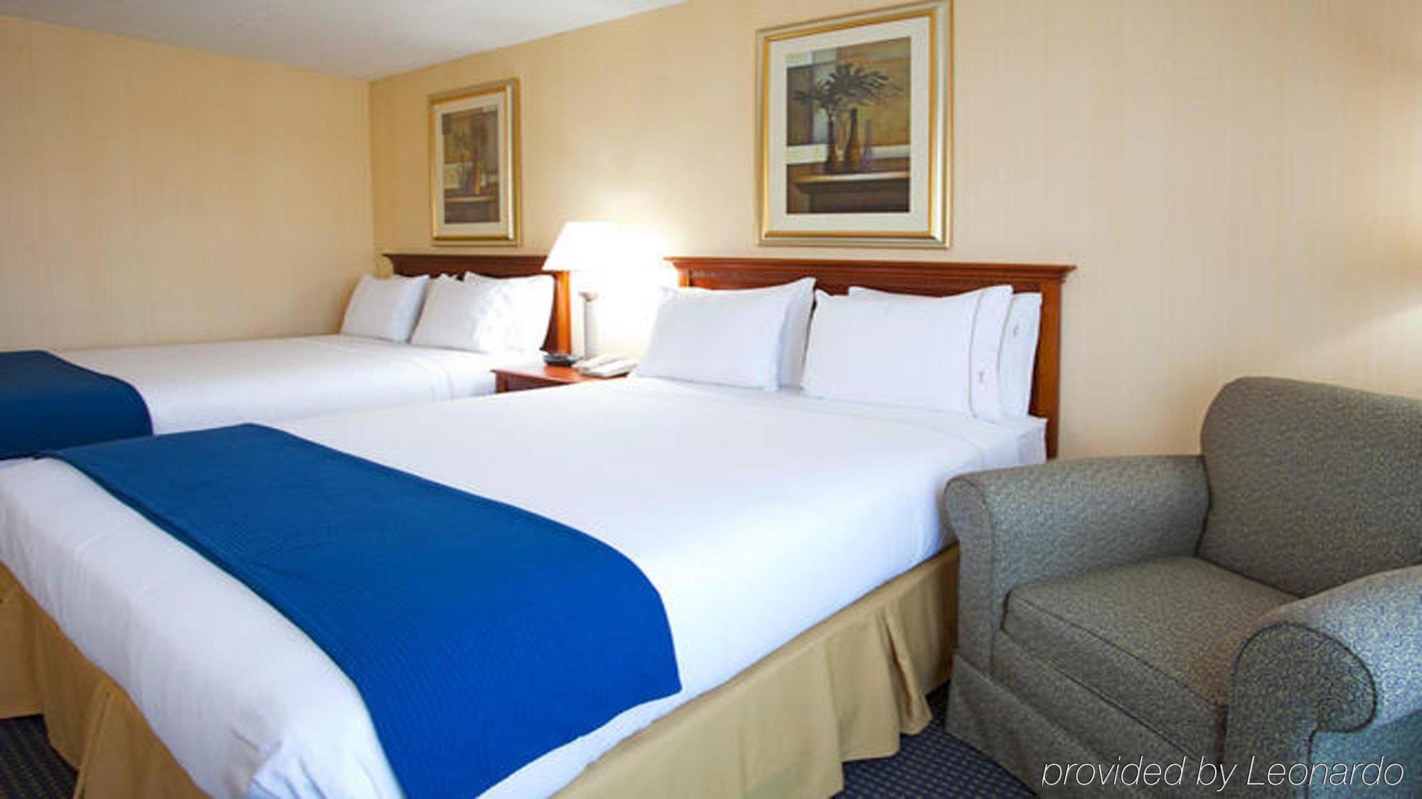 Express & Buffalo Airport By Ihg Hotel 2*